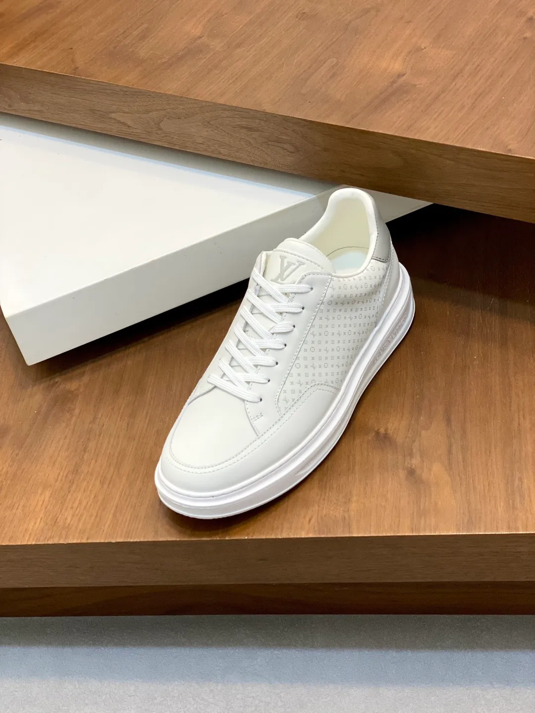 Factory price: 400💰LV🆕 New men's high-end casual sports shoes, using imported first-layer cowhide silk-screened brand lougou, original ultra-light men's shoes 💰u outsole, wear-resistant and comfortable, Monogram lougou embellished rubber outsole, breathable mesh lining, versatile classic style! Size: 38-44 (.45, 46 customized)
